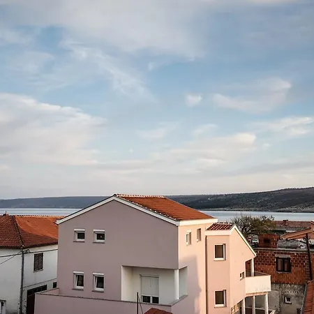 Lucia Apartmán